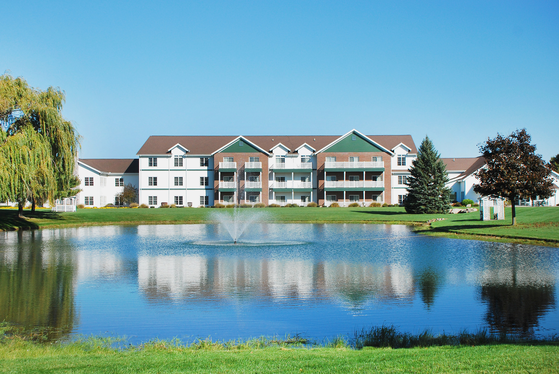 Essenhaus Inns and pond