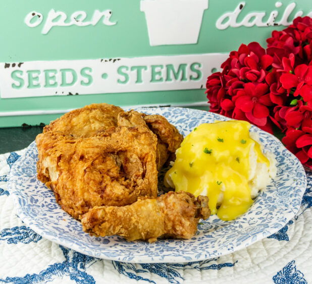 Essenhaus fried chicken and mashed potatoes with gravy